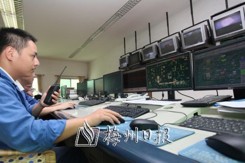 在先进的控制室，技术人员可遥控操作生产线。
